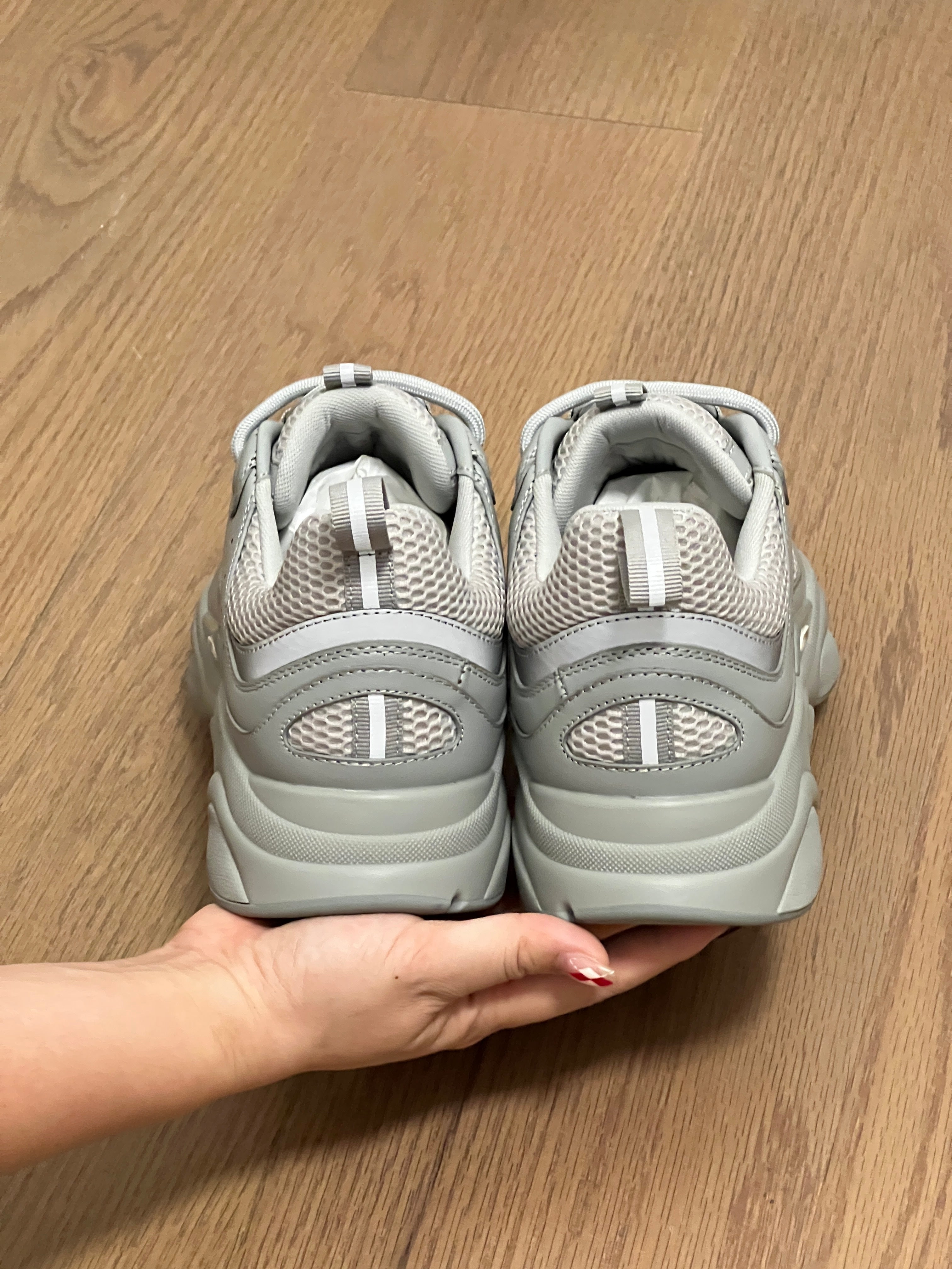 Sneakers B22