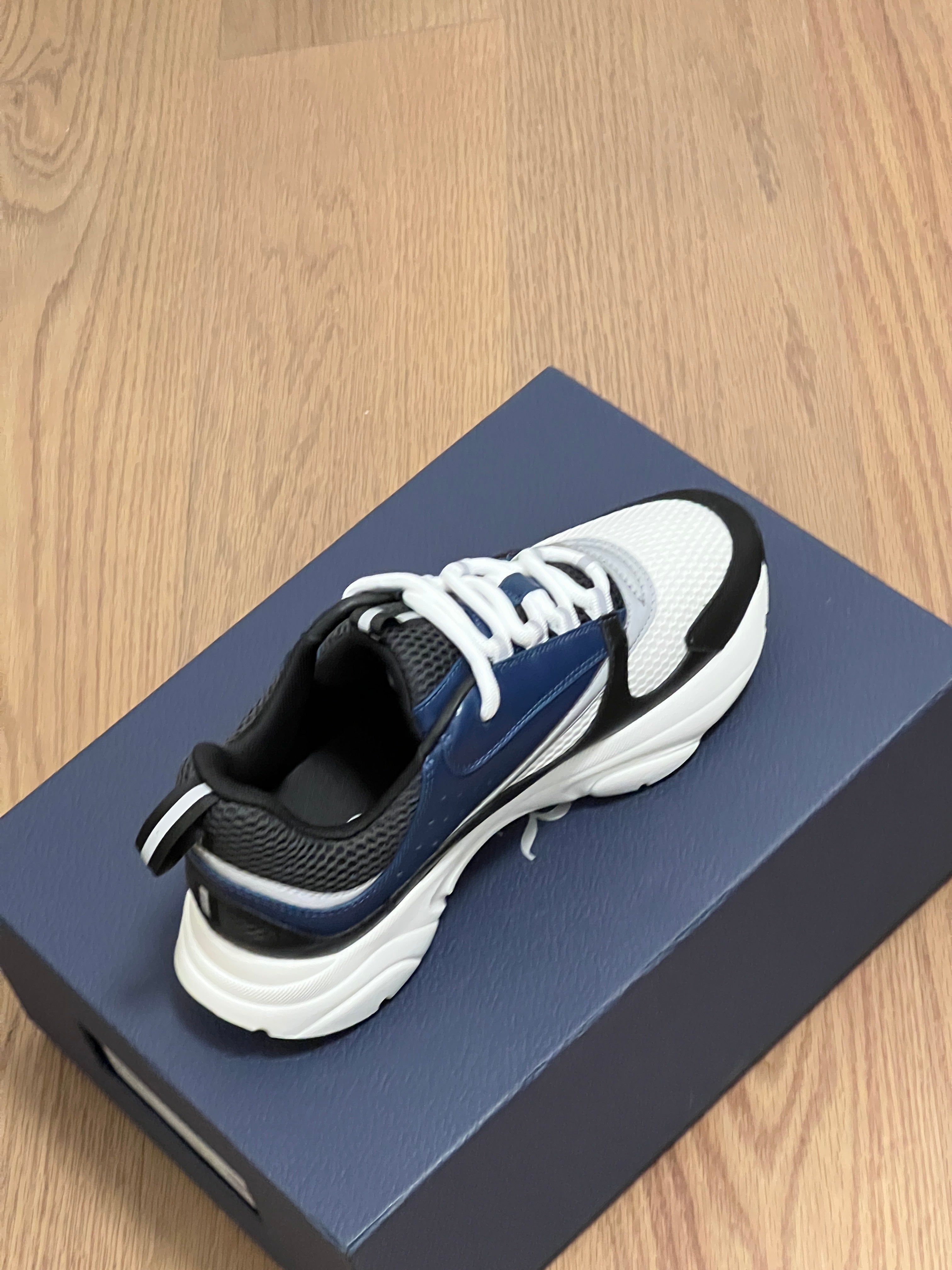 Sneakers B22