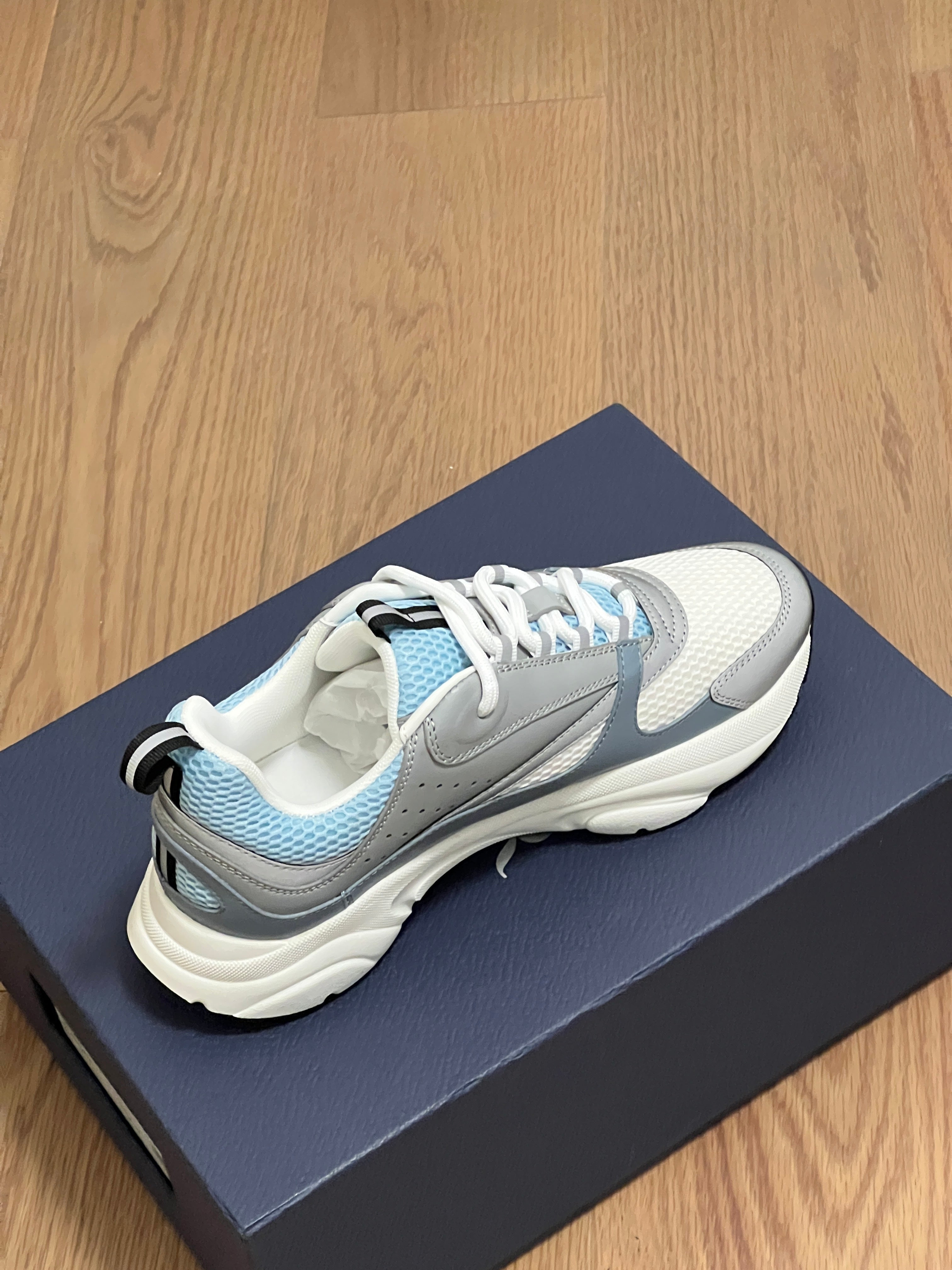 Sneakers B22