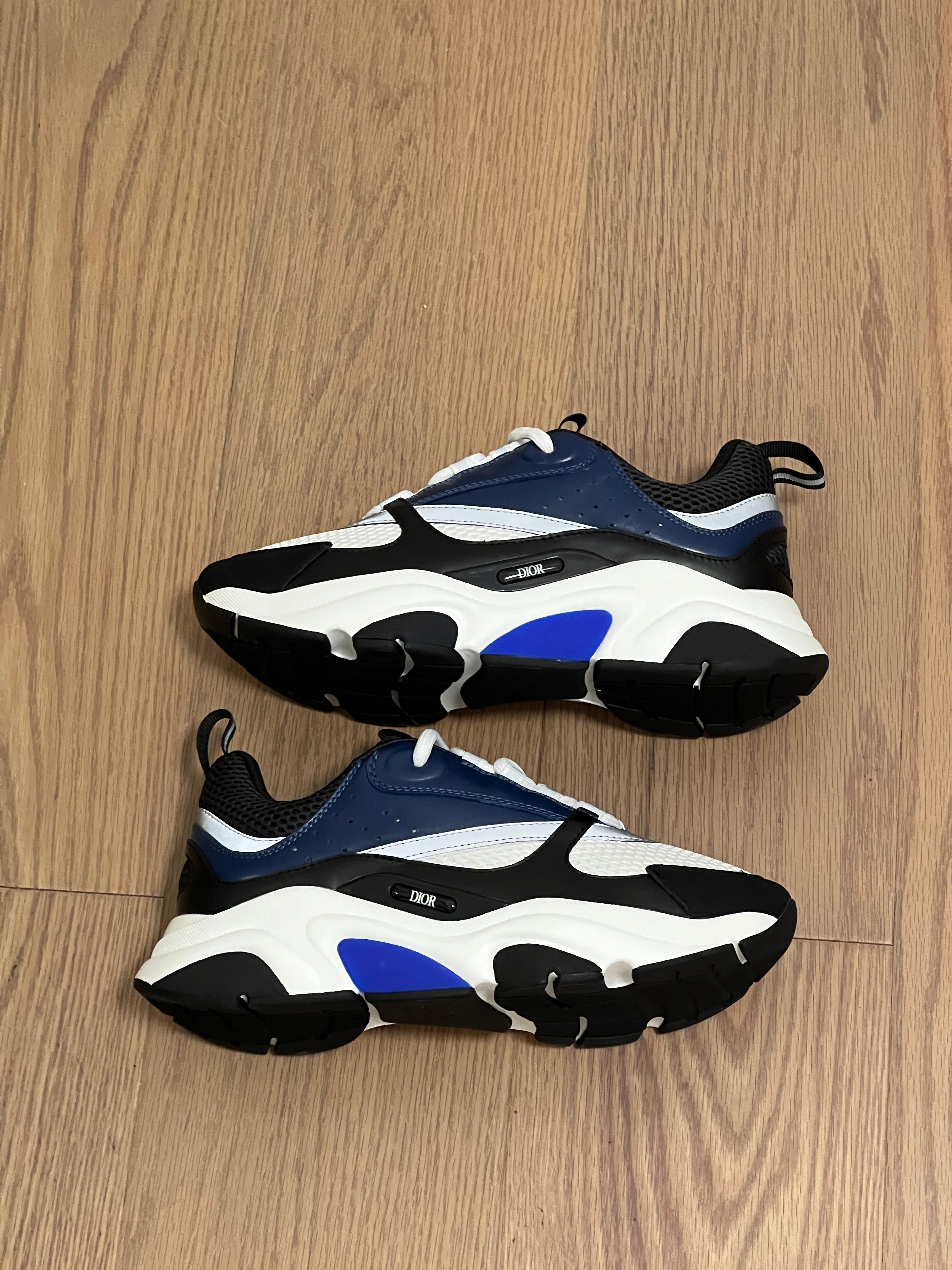 Sneakers B22