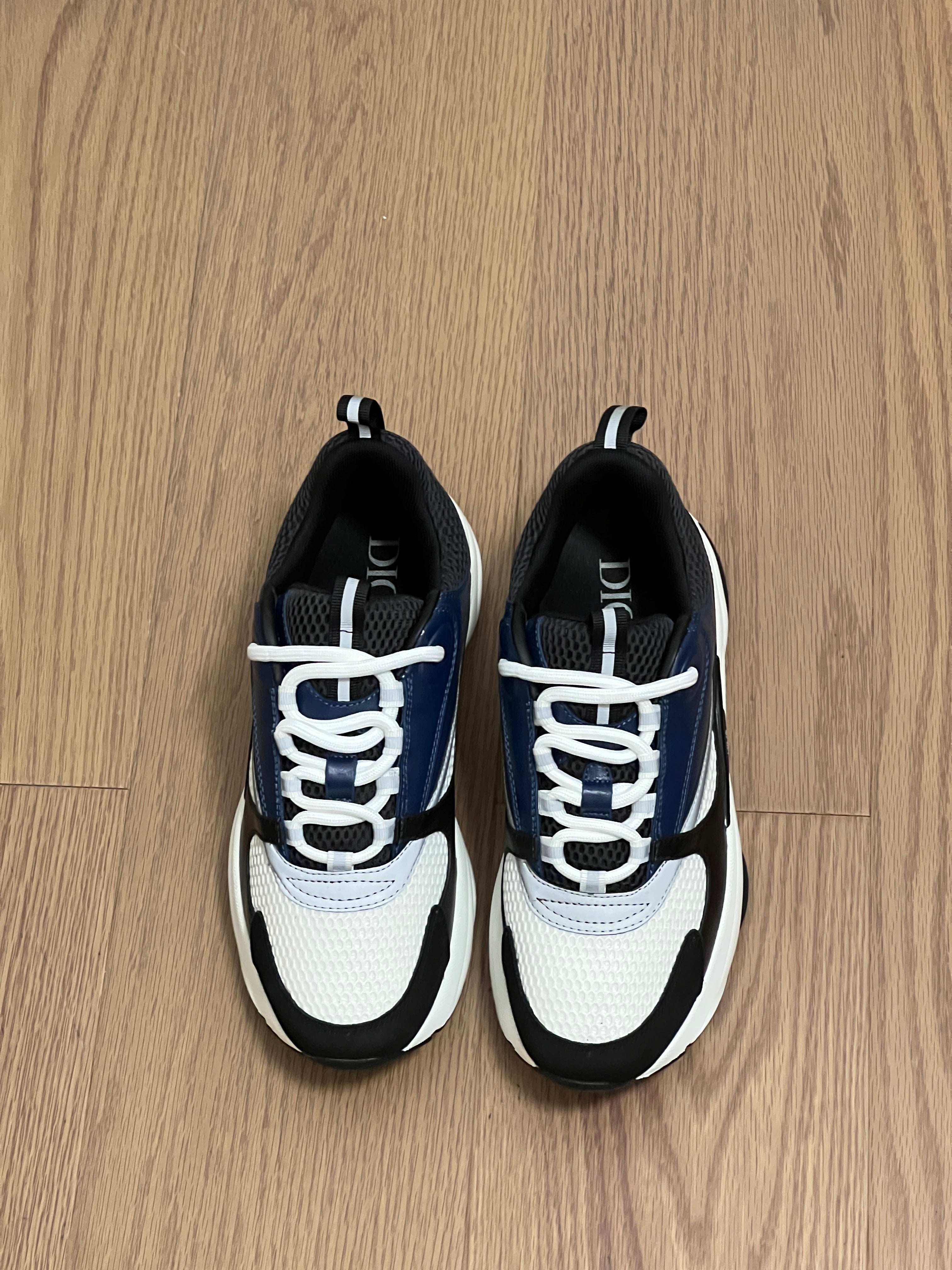 Sneakers B22